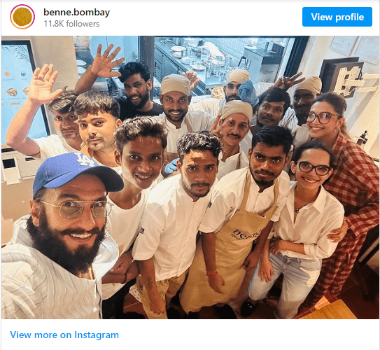 Deepika Padukone, soon to become a mother, in a new photo that has appeared online and again created a ripple in the social media. The picture shows Ranveer Singh together with the employees of the restaurant they dined.